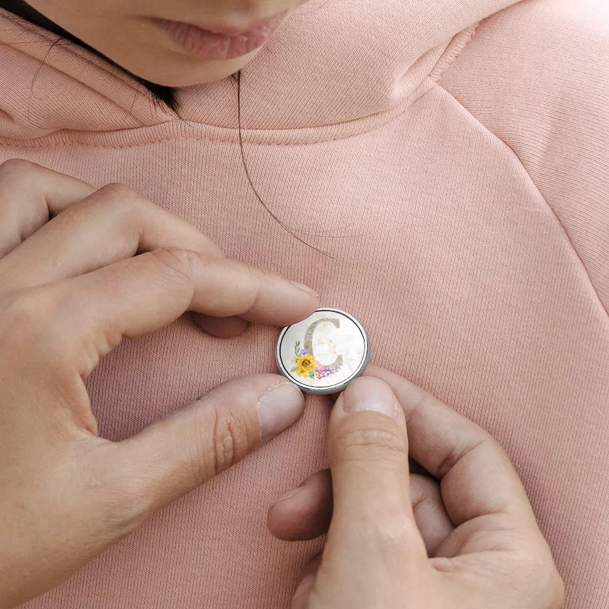 Emaliowane przypinki kawałki monogram inicjał K przypinki alfabet słonecznik kwiatowy guziki dżinsowe monogram litera nazwisko odznaka przypinki artystyczne nazwisko przypinki do klapy